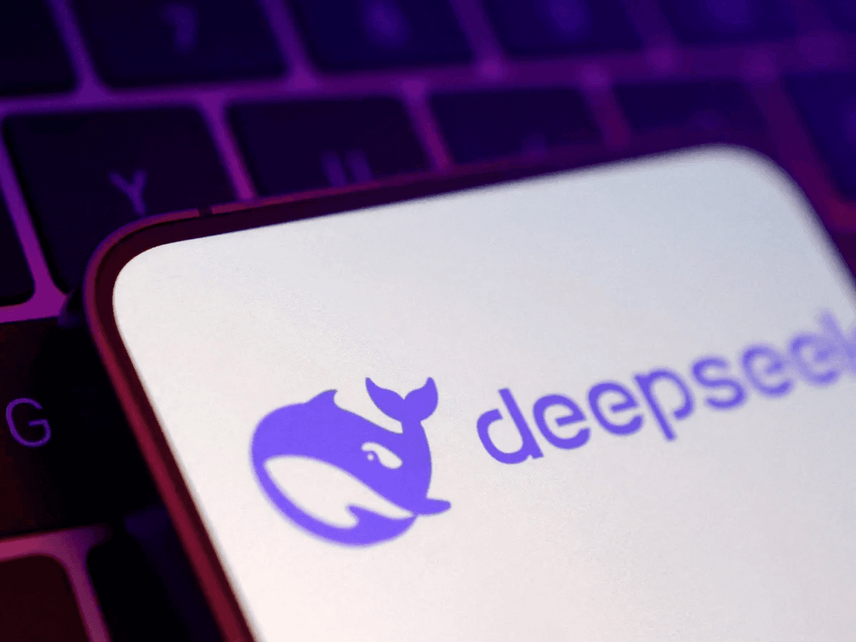 DeepSeek 标志显示在手机屏幕上的新闻配图